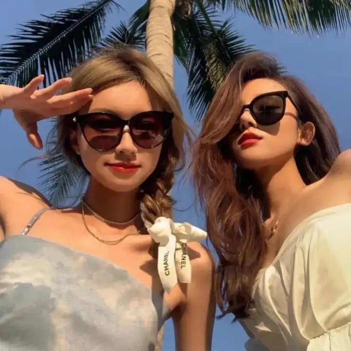 霓虹灯下的圣教士